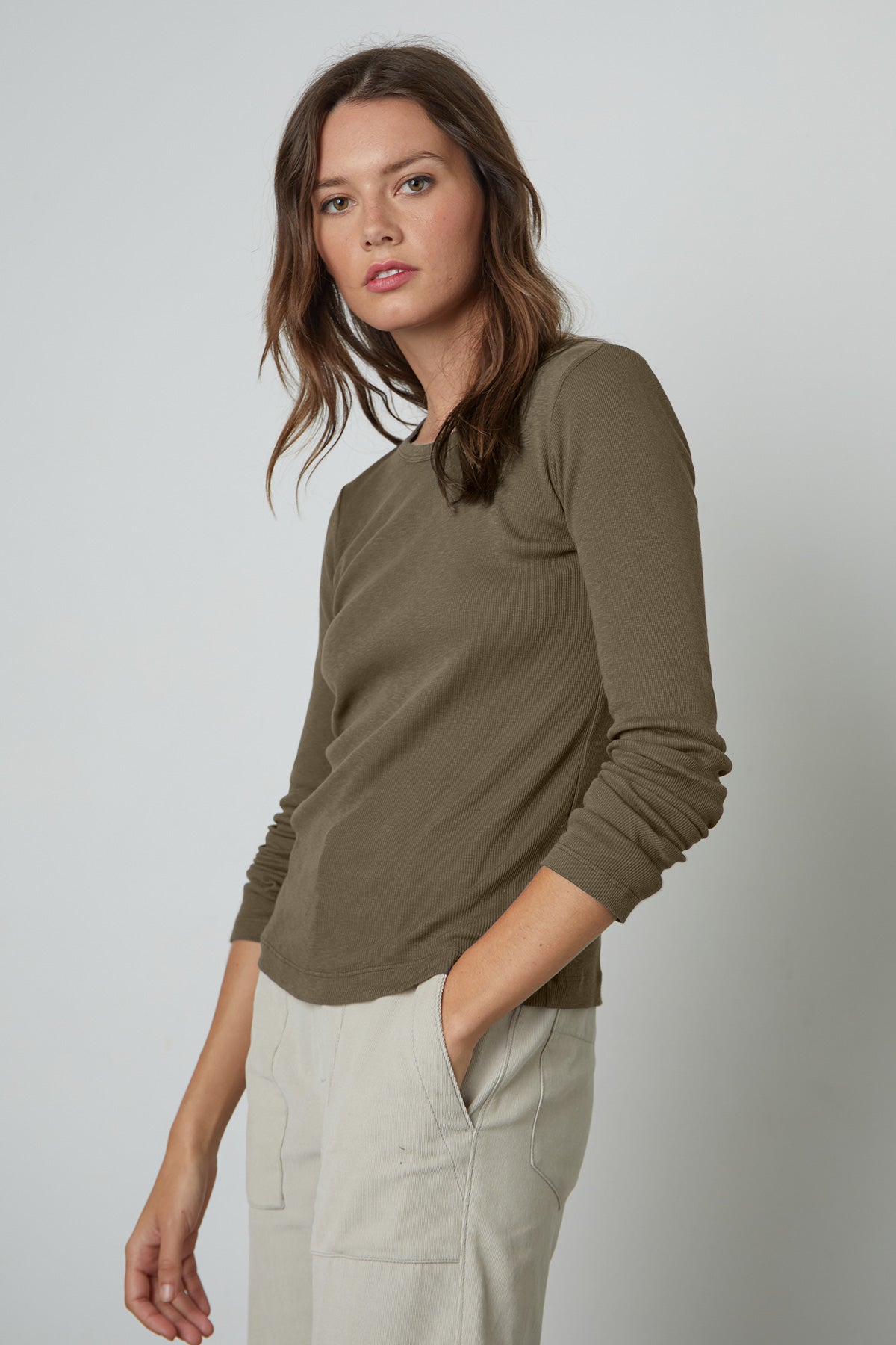 BAYLER RIBBED SCOOP NECK TEE IN ALGAE