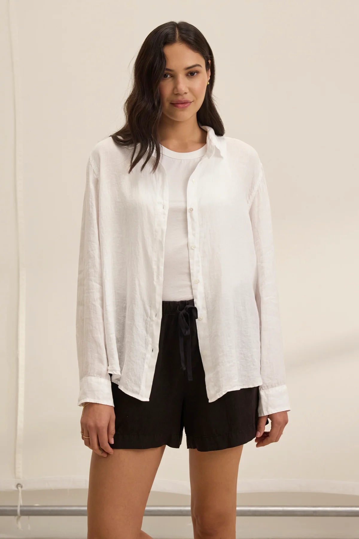 SISI LINEN SHIRT IN BEACH