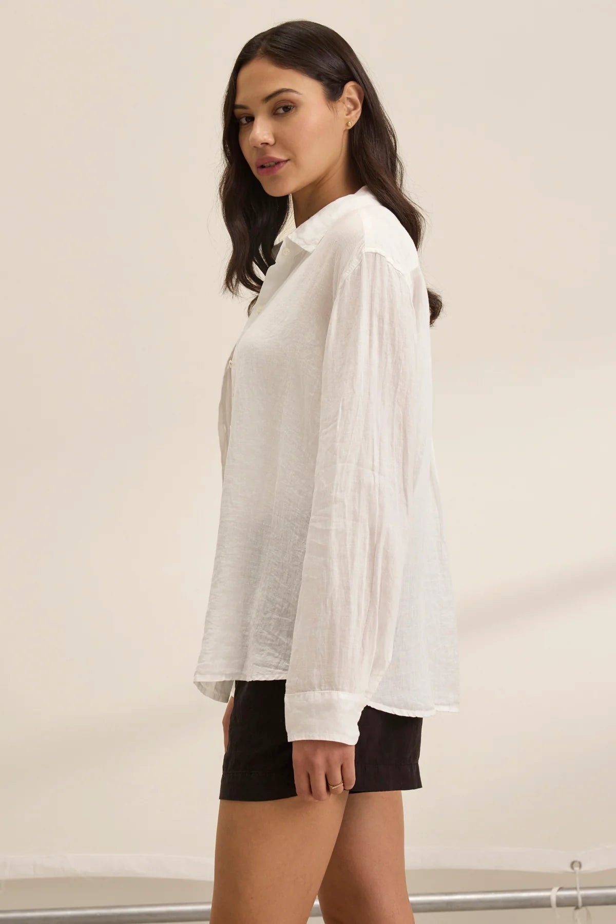 SISI LINEN SHIRT IN BEACH
