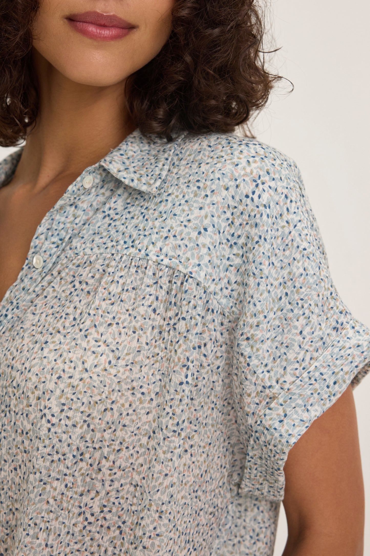 TIGE PRINTED CRINKLE COTTON GAUZE TOP IN SEAFOAM