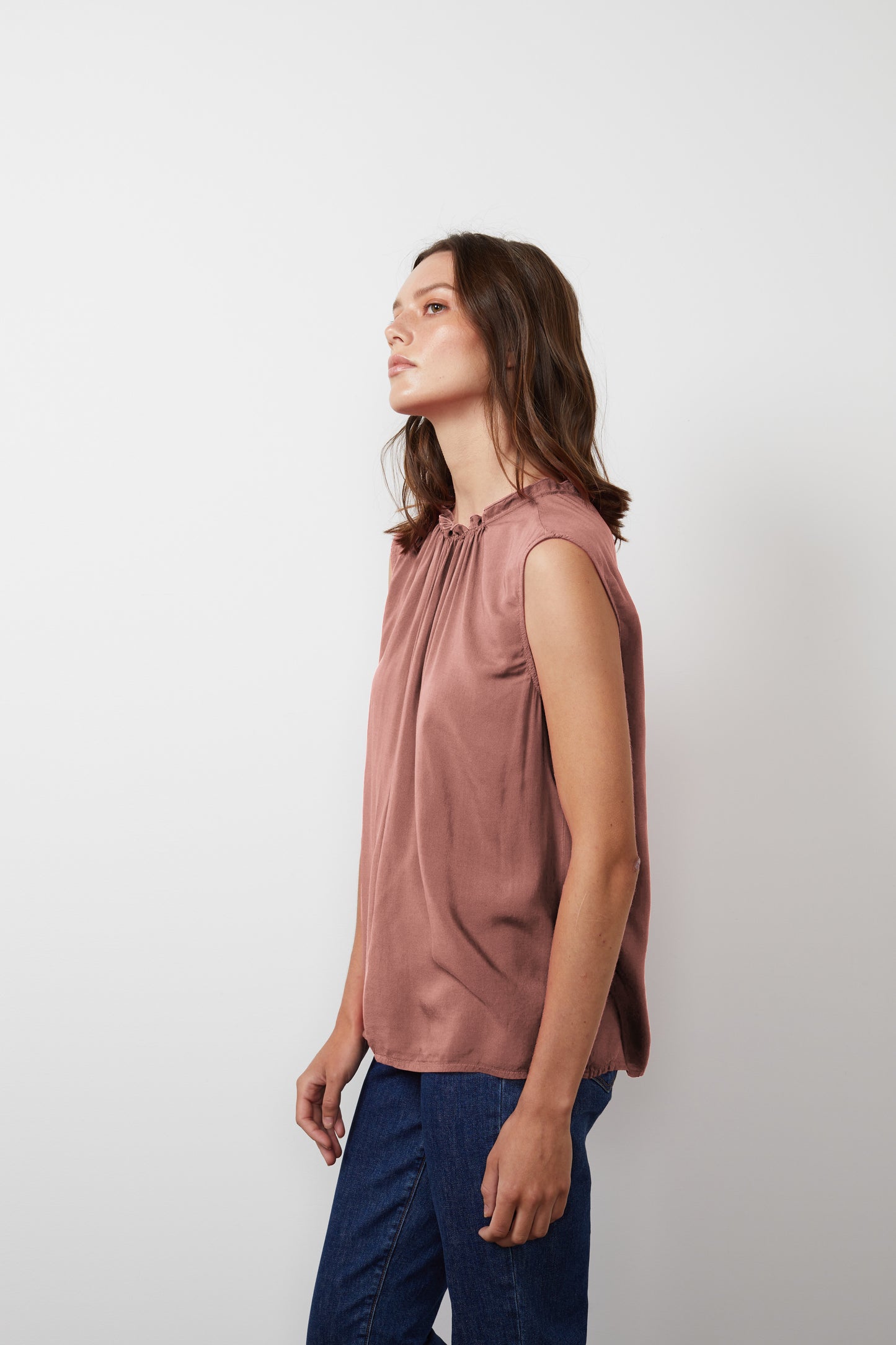 WENNA RAYON CHALLIS SLEEVELESS BLOUSE IN SCALLOP