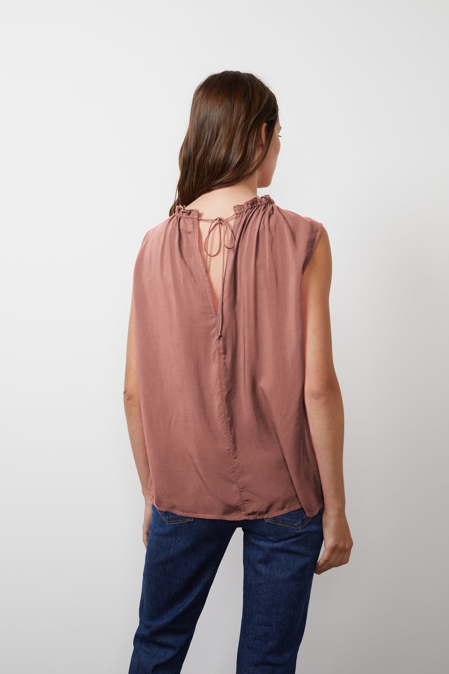 WENNA RAYON CHALLIS SLEEVELESS BLOUSE IN SCALLOP