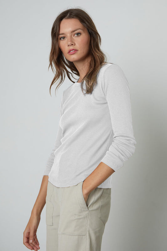 BAYLER RIBBED SCOOP NECK TEE IN ECRU