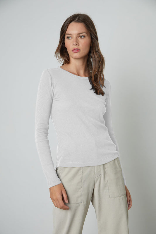 BAYLER RIBBED SCOOP NECK TEE IN ECRU