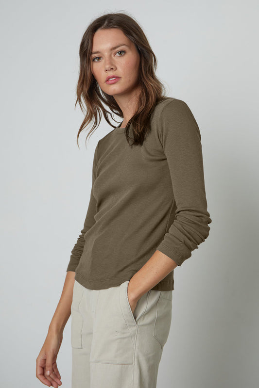 BAYLER RIBBED SCOOP NECK TEE IN ALGAE