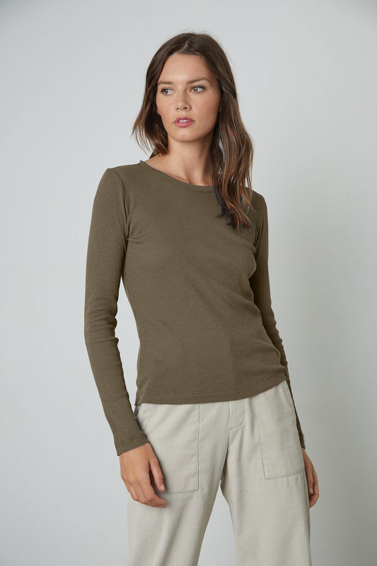 BAYLER RIBBED SCOOP NECK TEE IN ALGAE