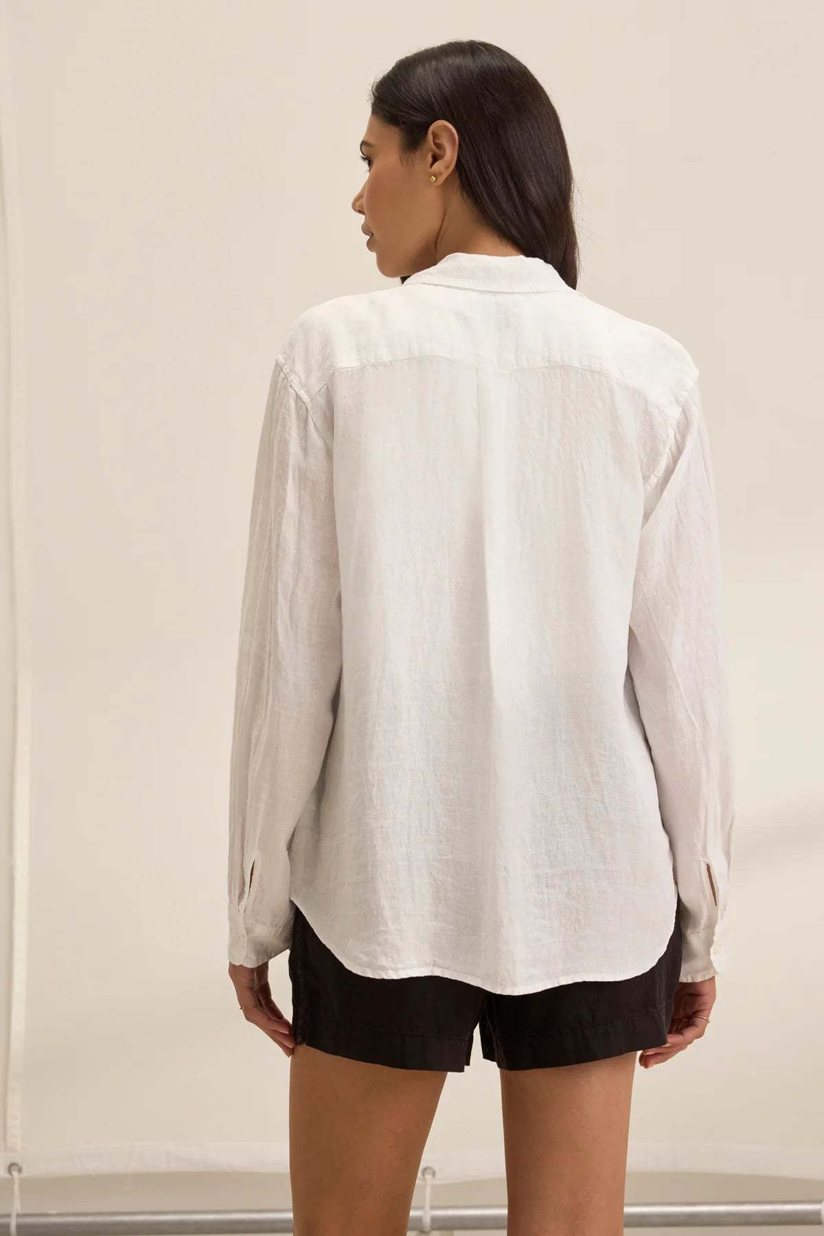 SISI LINEN SHIRT IN BEACH