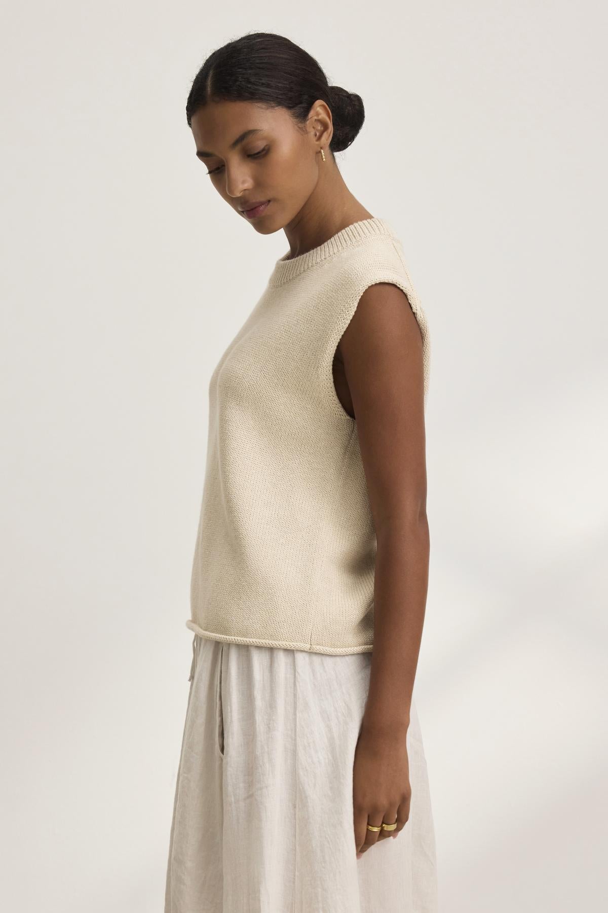 PAOLA CASHMERE SWEATER VEST IN OATMEAL