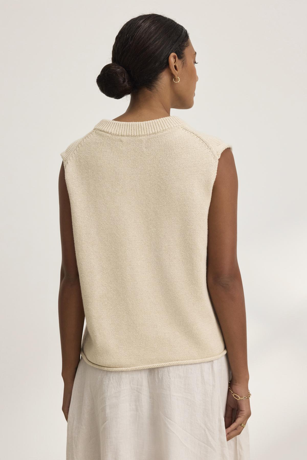 PAOLA CASHMERE SWEATER VEST IN OATMEAL