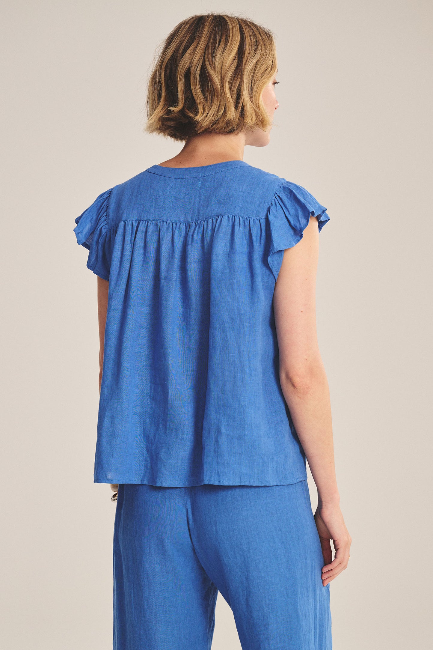 JANEY LINEN TOP IN BLUEJAY