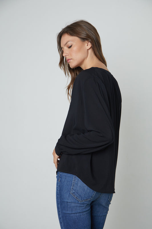 POSIE SPLIT NECK BLOUSE IN BLACK