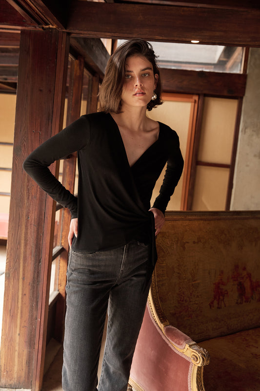 JANESSA TENCEL JERSEY V NECK TOP IN BLACK